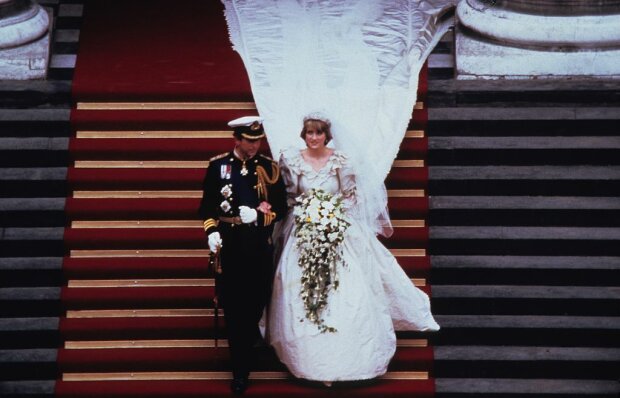 В мережі показали унікальні кадри з весілля принцеси Діани: принц Чарльз не стримався та заплакав