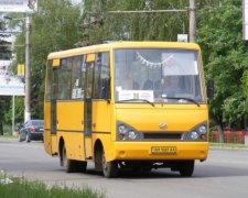 Люди в паніці вибігали з хмари диму: у Рівному на ходу загорілася маршрутка