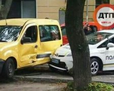 Копи "рознесли" черговий Prius (ФОТО)