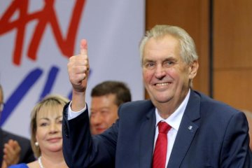 Гігантські червоні труси президента поглинув вічний вогонь: відео