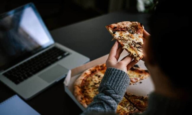 Любителькам смачно поїсти: як відучити себе від нічних перекусів та не об'їдатися