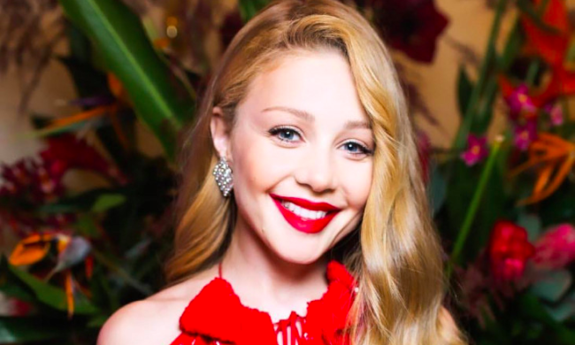 Кароль похвасталась идеальным телом в образе черного лебедя: женщина-кошка