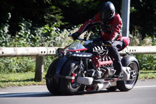 Французы создали мотоцикл-монстр с двигателем от спорткара