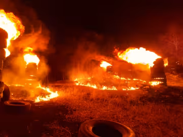 У Києві підпалили будинок ромів: відео з місця пожежі