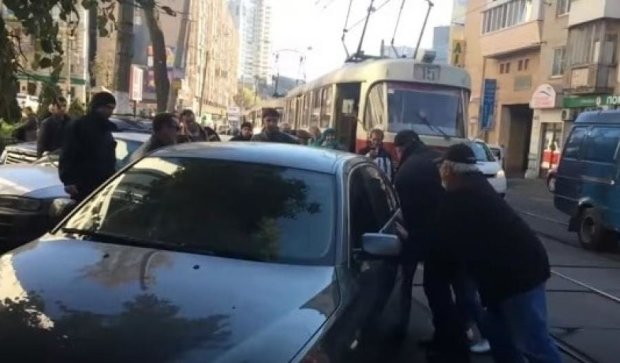 Розлючені кияни прибрали «героя парковки» з трамвайних рейок (відео)