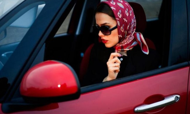 Не на ту нарвались: девушка показала мажоркам на Mercedes, где их место