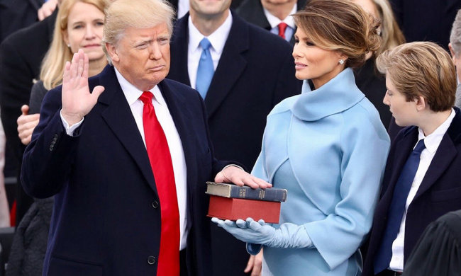 Пока Трамп в командировке Мелания устроила в Белом Доме "50 оттенков серого"