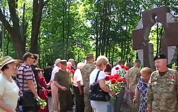 В Кривом Роге осиротевшая мать погибшего при крушении самолета десантника зажгла 49 лампад, рыдает вся Украина - "Мама всех Ангелов ИЛ-76"
