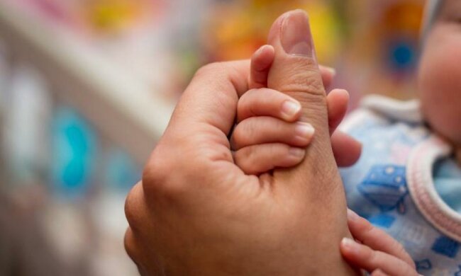 Кияни продали новонароджену доньку за сім тисяч