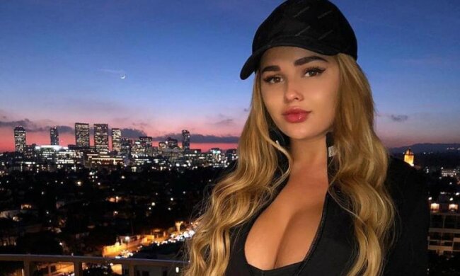 Російська Кардашьян розчавила Lamborghini голим задом: фото 18+