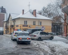 Під Києвом жінка виявила в канаві понівечений труп: виволік та втопив