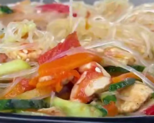 Фунчоза с курицей и овощами, кадр из видео