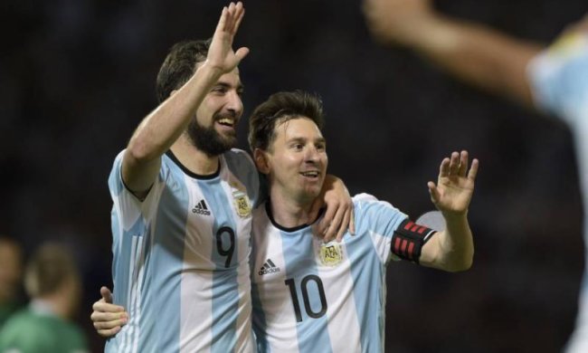 Футбольный стюард поразил фанатов, искусно поймав бумажный самолетик