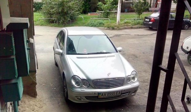 Мешканці київської багатоповерхівки стали заручниками "героя паркування" (ФОТО)
