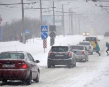 Снегопад, кучугуры и аварии: Киев погрузился в транспортный ад