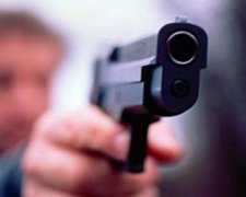 Киянину вистрелили в ногу з «травмату»