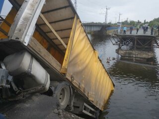 На Дніпропетровщині міст обвалився разом  фурою, фото: 056.ua