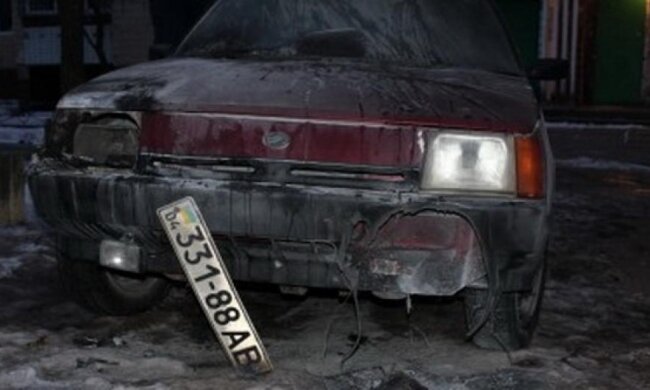 На Дніпропетровщині журналісту спалили авто