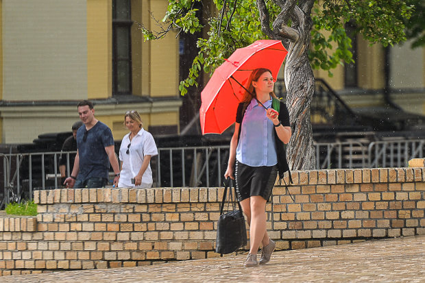 Погода на завтра влаштує українцем жарко-мокре знущання