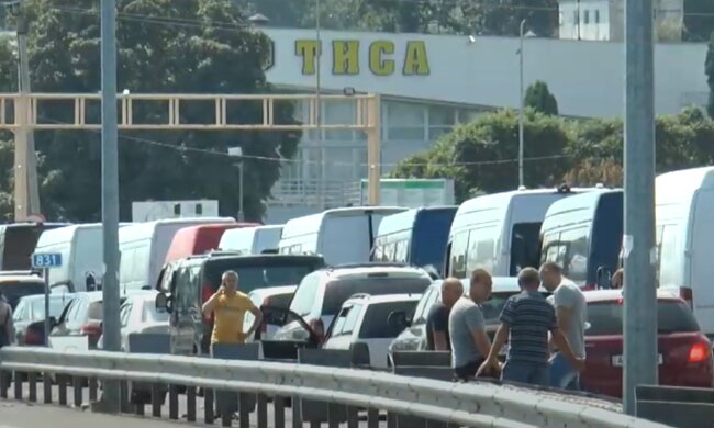 На границе с Венгрией 110 автобусов застряли в километровых очередях, нервы на пределе - "Пять машин в час"