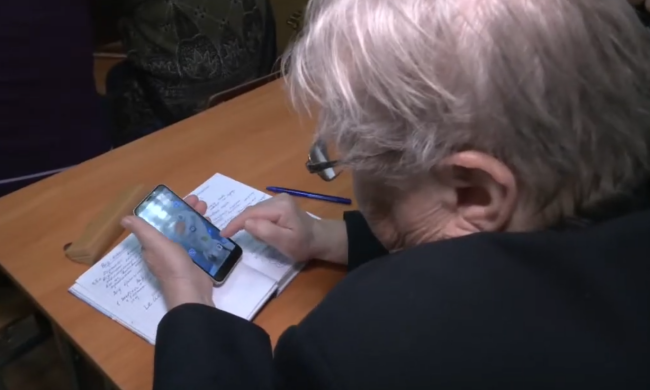 Пенсіонерка зі смартфоном. Фото: скрін youtube
