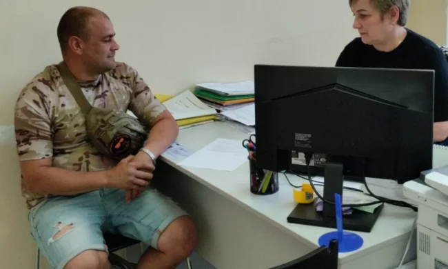 Ветеран заполняет документы на льготы в ЦНАПе