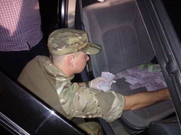 Правоохранители задержали майора Бердичевского военкомата на взятке