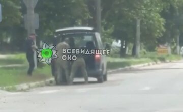 Военные затолкали парня в багажник авто. Фото: кадр с видео