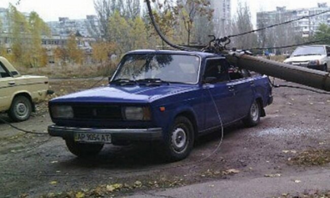 В Запорожье на автомобиль упал электрический столб (фото) 