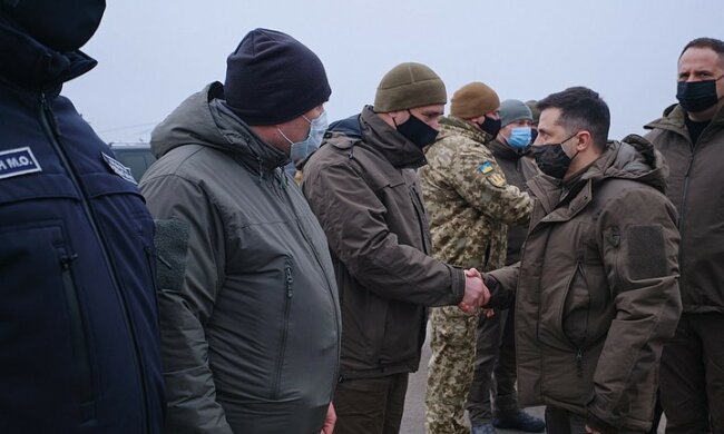 Владимир Зеленский с военными / фото: сайт президента Украины
