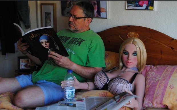 Дванадцять пластикових жінок: британський лікар влаштував зі свого будинку ляльковий гарем