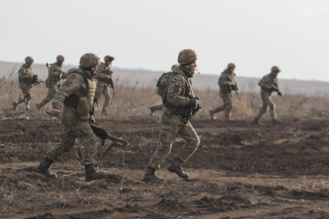 "Здавалося, що вже не можу сприймати те, що відбувається по-людськи": історія героїні, яка врятувала сотні українських вояків