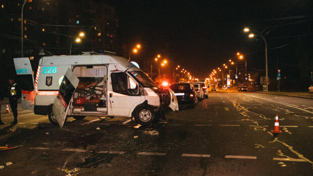У Києві Peugeot влетіло в "швидку" з нізвідки, є жертви: відео смертельного зіткнення