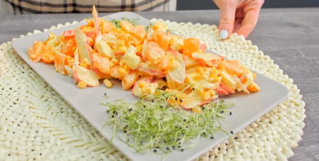Рецепт салата с крабовыми палочками и плавленым сыром, который вы еще не пробовали