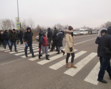 Пристрасті розпалюються: під Одесою мітингувальники перекрили велику трасу