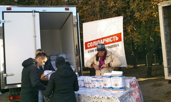 Дніпропетровських виборців підкуповують харчами (фото)