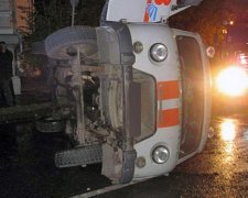 У Сумах внаслідок аварії перекинулася карета "швидкої" (фото)
