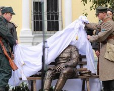 Впервые в Украине открыли памятник Петлюре