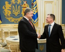Порошенко поговорил с Волкером о жизнях и судьбах людей