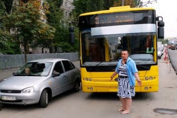 Водій тролейбуса дала прочуханки припаркованим машинам (відео)
