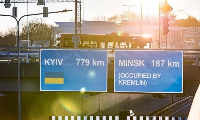 "Мінськ, окупований Кремлем": у Вільнюсі встановили нові дорожні знаки на підтримку України