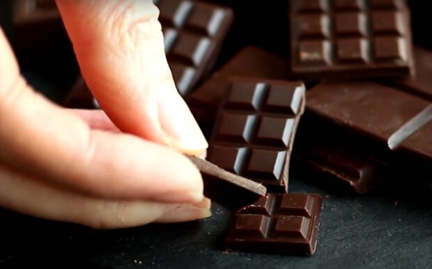 Темний шоколад. Фото: скрін youtube