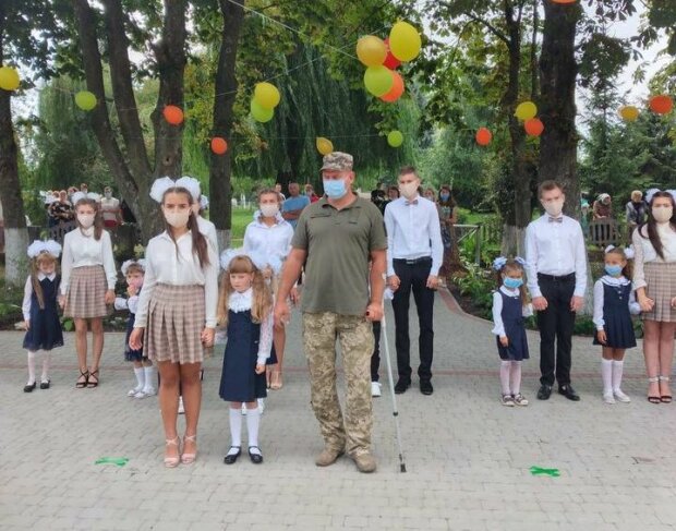 На Тернопольщине маленькую дочь погибшего героя повел в школу боевой побратим - бантики, цветы и слезы