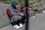 Кияни впіймали на гарячому жебрачку з центру міста