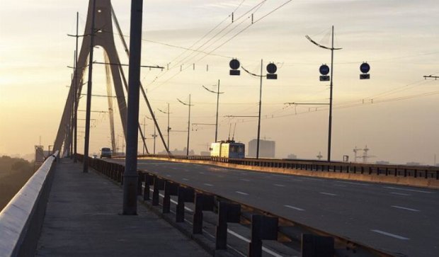 На столичному Московському мосту на три дні обмежать рух