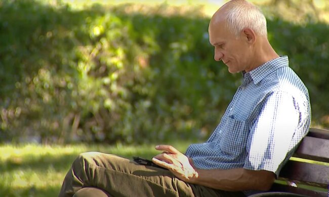 пенсіонер, скріншот з відео