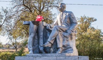 Художник зібрав останки українських «Леніних» у фотопроект (фото)