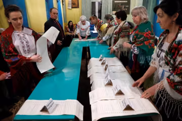 Появилась первая реакция России на выборы президента Украины: они нам завидуют