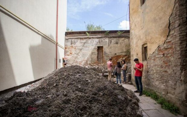 Ливень "раскопал" главный храм Львова и археологи ахнули
