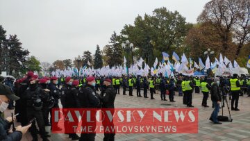 У центрі Києва люди вийшли на масштабний мітинг, фото: PAVLOVSKY NEWS